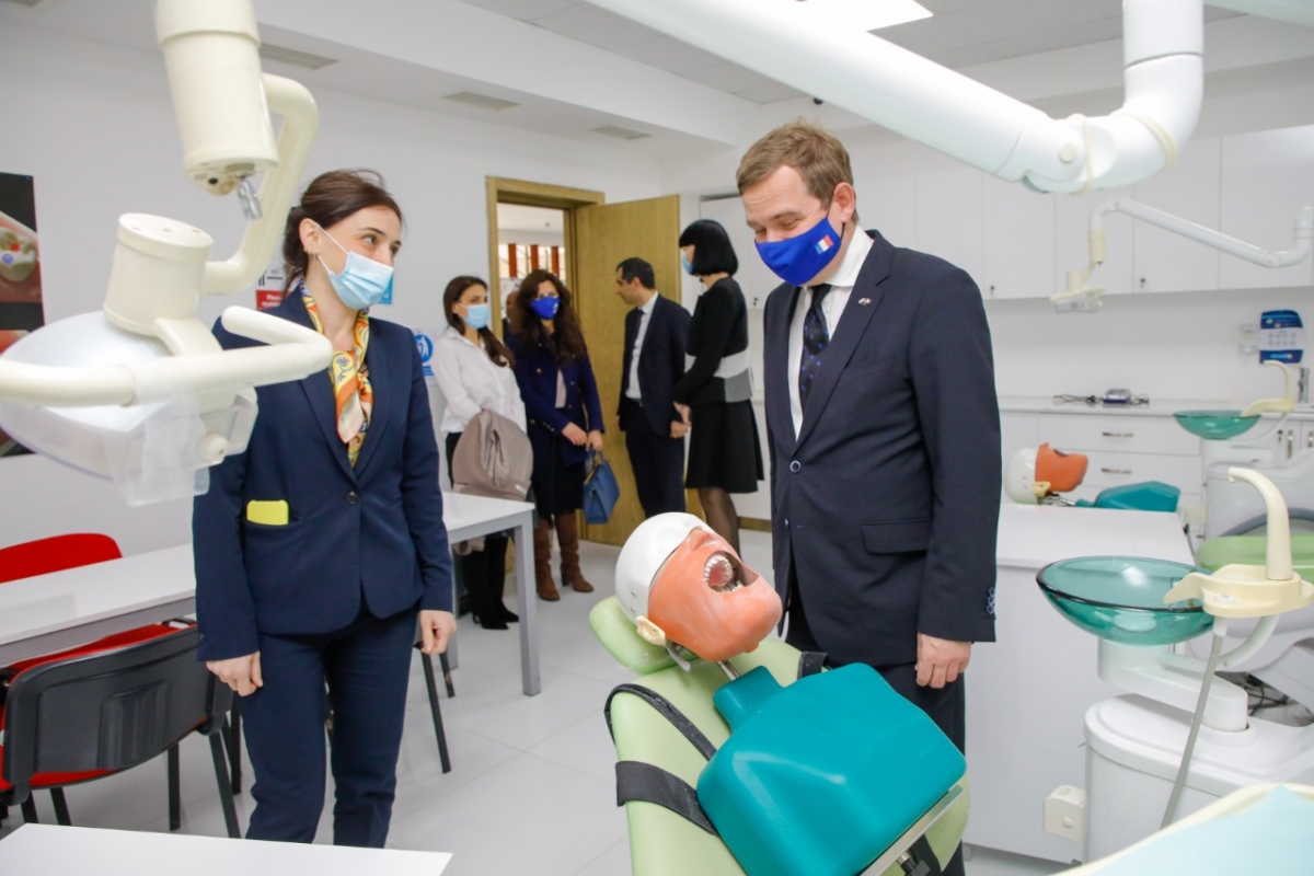 საფრანგეთის ელჩმა ევროპის უნივერსიტეტის მედიცინის კორპუსი დაათვალიერა